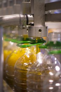 Maschinelles Abfüllen von Olivenöl - hohe Anforderungen an die Hygiene